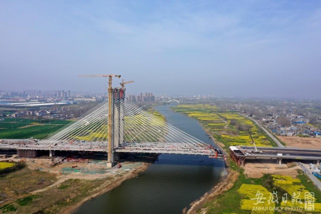 4月4日,蒙城县涡河五桥建设工地,大桥建设者在进行施工作业.