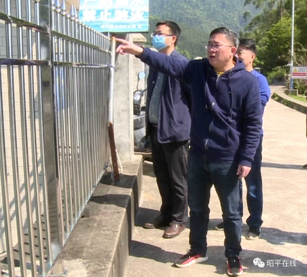 昭平县县长邓忠耀科学统筹发展和安全关系确保社会大局和谐稳定