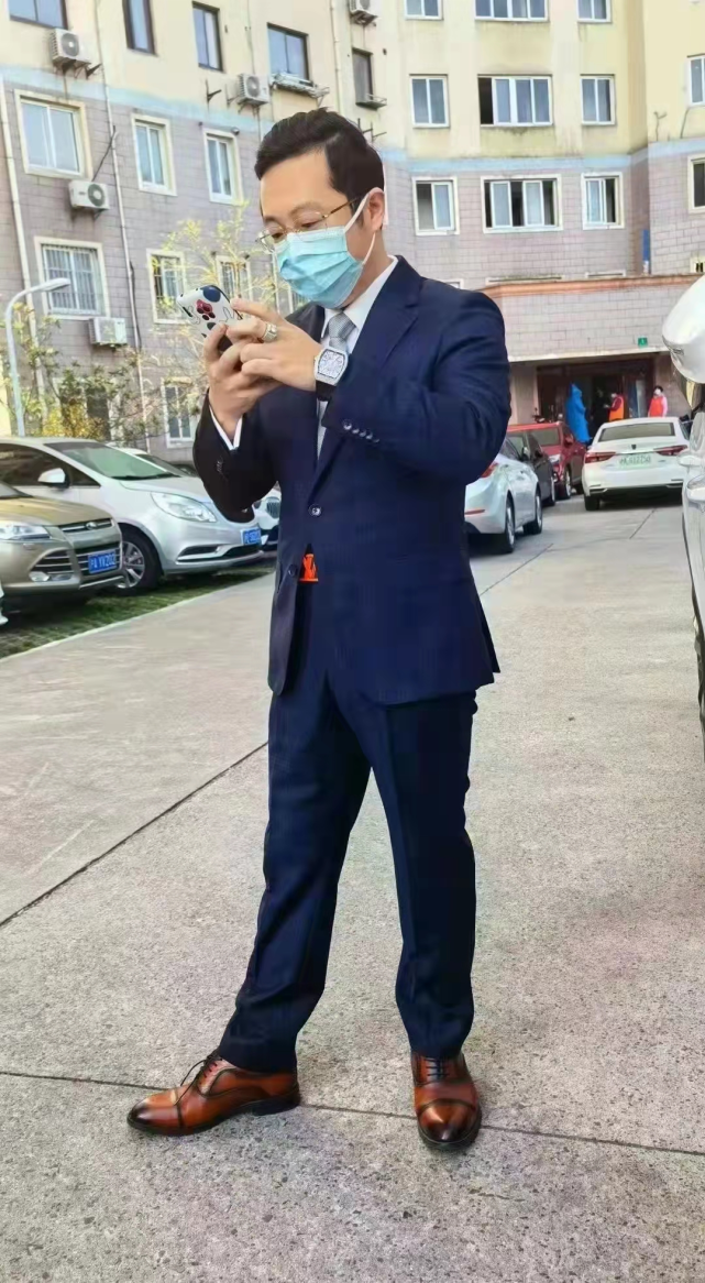 不光上面这些仿佛要去参加时装周的老师们,上海人民真是开启了全方位