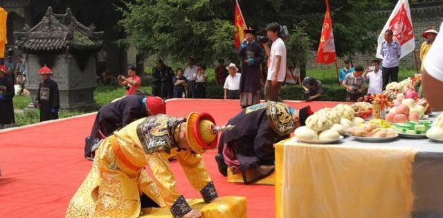 "司香敛毡,展青绸幕,掩灯火,众出,阖户留司祝及侍板鼓内监","司祝坐杌