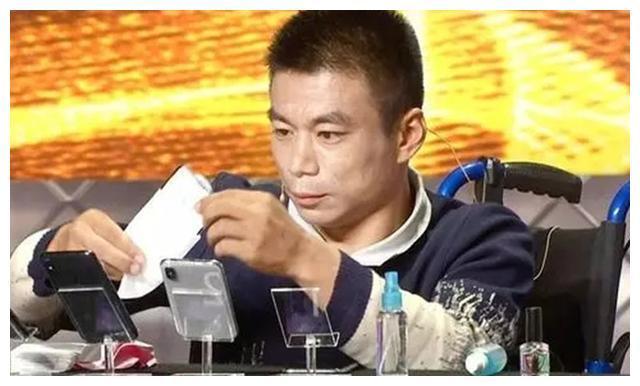 1991年,年仅5岁的夏西伟被生父家暴致残,如今靠贴膜买下一套房