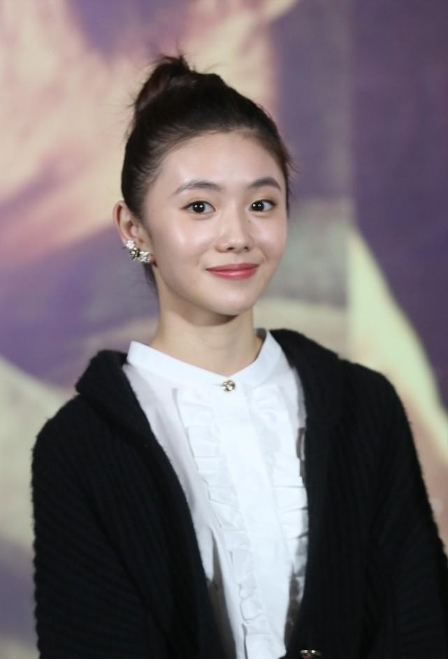刘浩存的气质好有特点,就算穿性感的短裤,看着也挺清纯