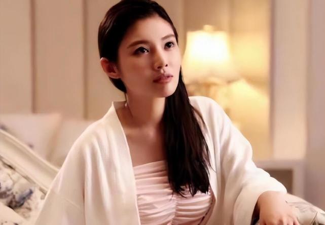 2013年,徐冬冬受到王晶导演的赏识,接连出演一些港片配角,开始在电影