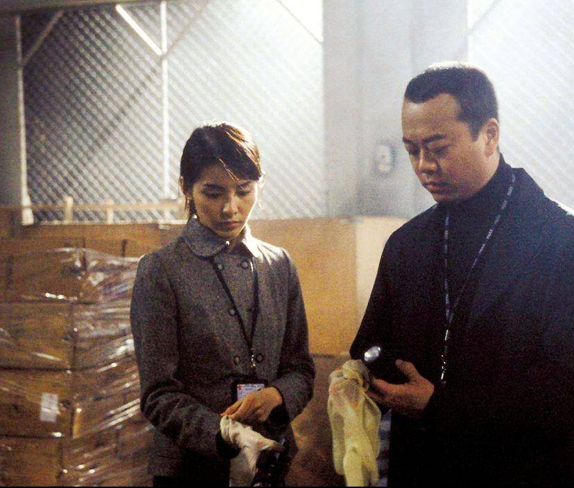 黑帮大小姐蒋天颖单恋程峰,被心生嫉妒的丈夫失手杀死,令程峰惨成犯罪