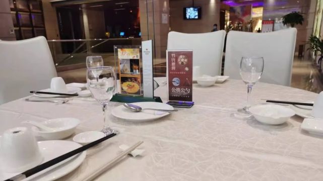 新开元大酒店有限公司杭州新开元大酒店餐桌摆放公筷公勺供消费者使用