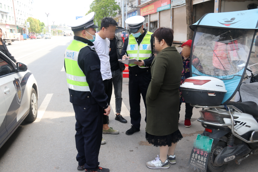 节日我在岗清明假期垫江交巡警坚守岗位履职尽责护平安