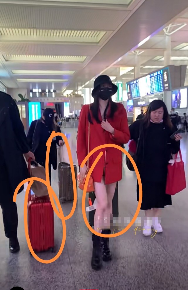 关晓彤一身红衣现身机场助理跟随拉几个行李箱举止像富婆出街