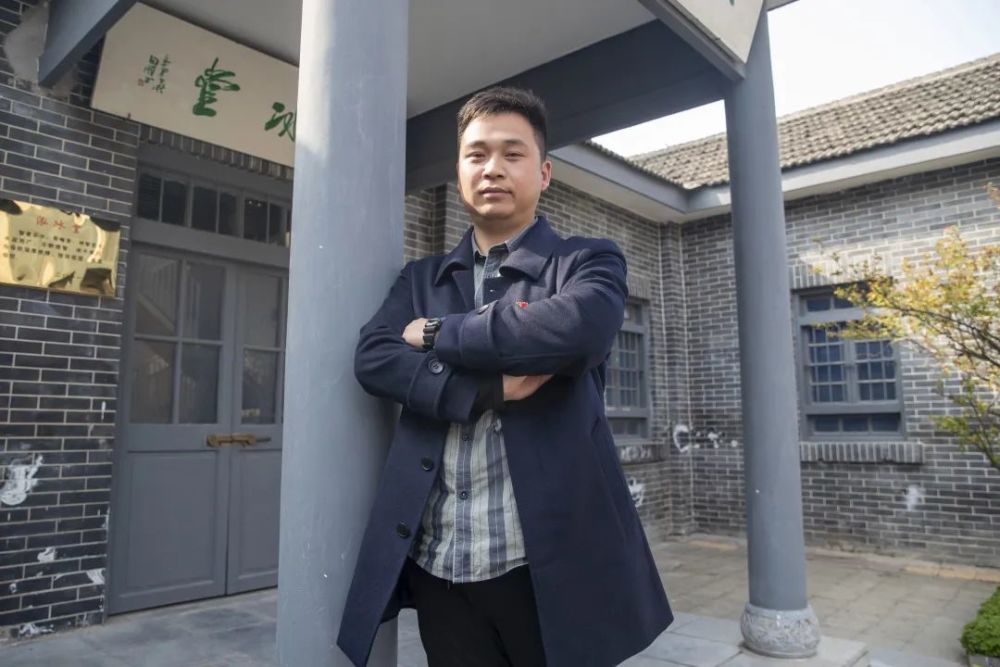 "朱誉老师藏蓝色尼子外套,搭配时尚条纹衬衣,混搭中随性不失庄重,亮色