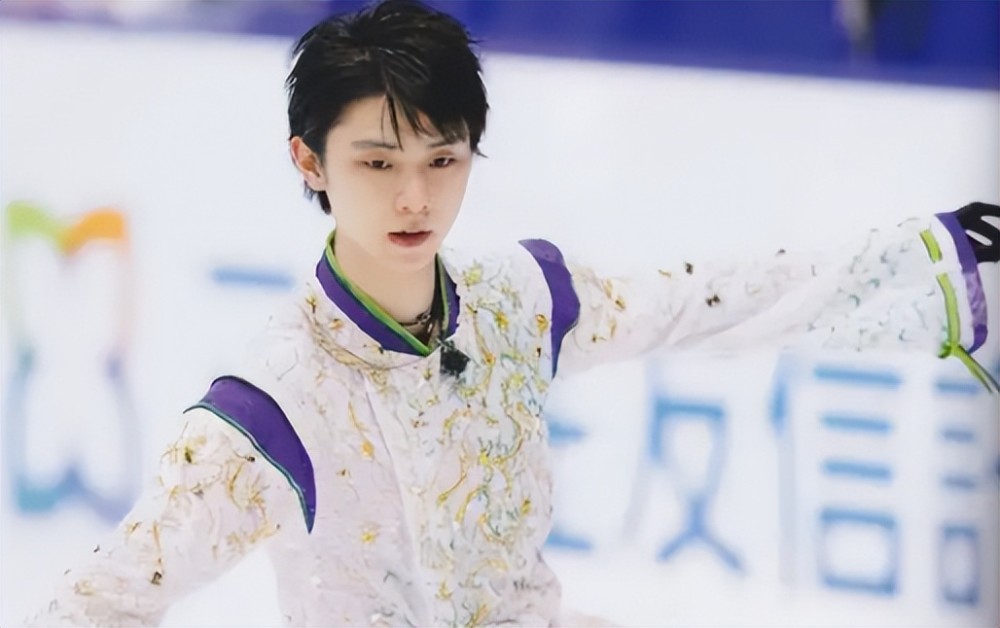 羽生结弦害羞了被花滑美女亲一大口柚子脸上口红印明显