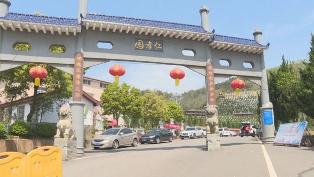 在石峰区仁孝陵园门口,广播实时提醒前来祭扫的群众禁止燃放鞭炮,园内