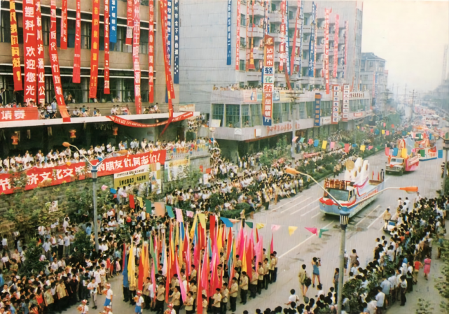 1988年,第二届名酒节举办,地点设在老泸州二中校门前,王朝闻先生也如