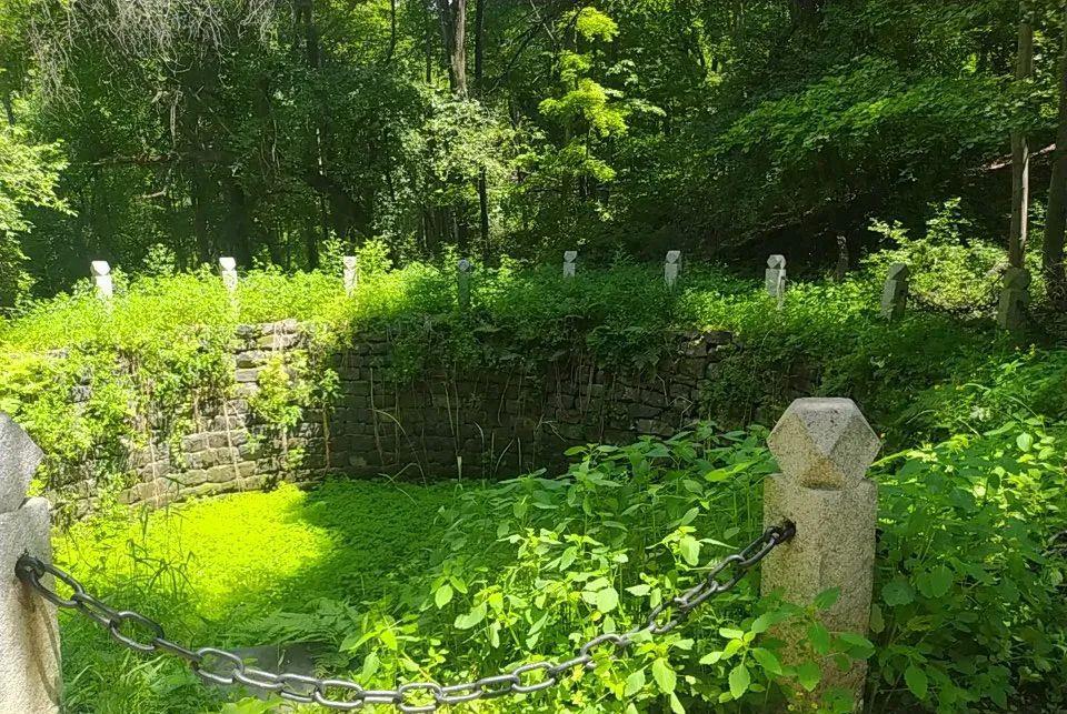 龙潭山上有山城遗址,水牢,旱牢等历史遗迹.