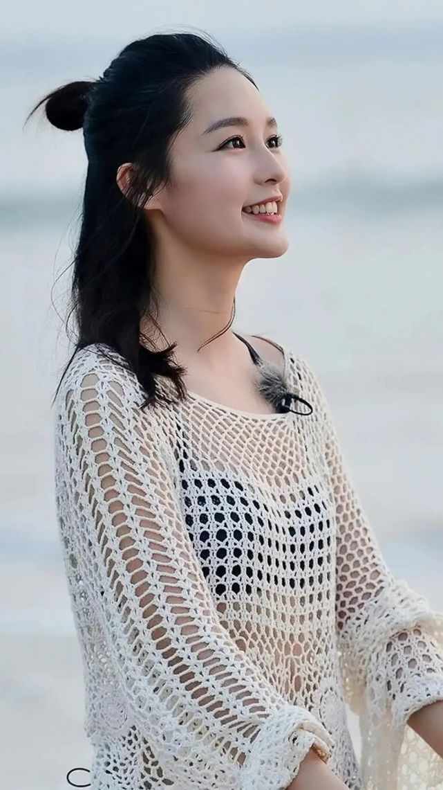 李沁的身材有多撩?看看她在沙滩上的样子