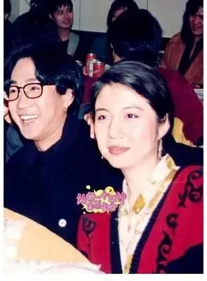 1993年黄家驹从3米高台坠亡分手两年的前女友突然以未亡人身份出席