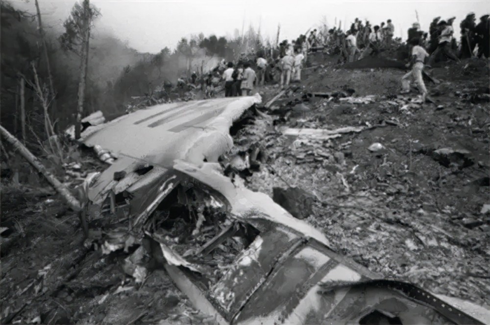 97年南航空难波音737暴雨迫降断成三截黑匣子传出绝望嘶吼