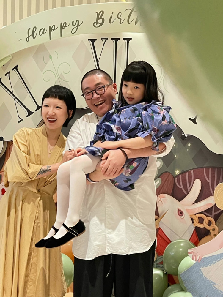 32岁郝邵文求婚成功女友身份曝光离异育有7岁女儿