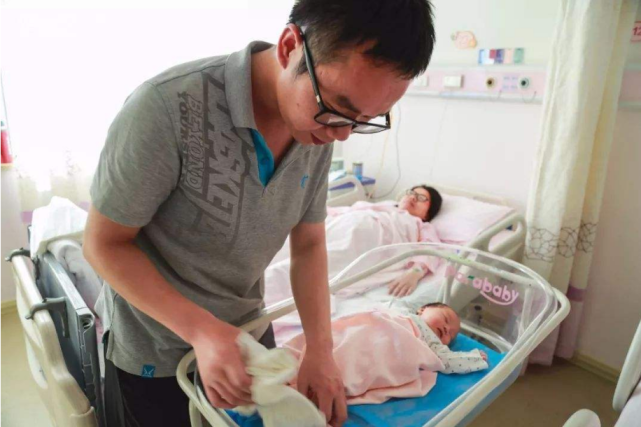 他们夫妻俩抱着孩子,都觉得未来的日子一定会越来越幸福.
