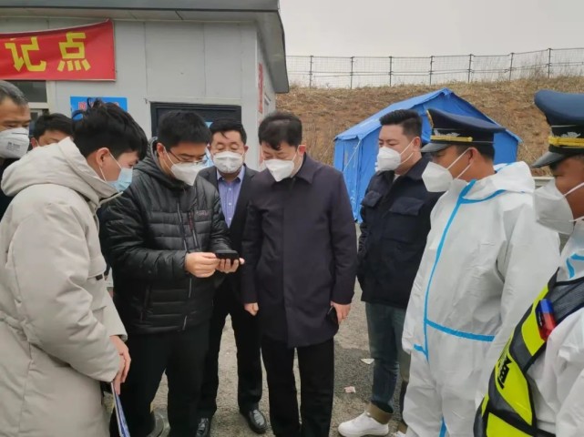 葫芦岛副市长刘永熙视察货车"健康码"使用现场,建昌县县长张祥波陪同