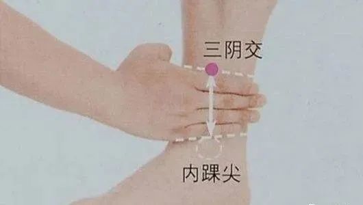 三,三阴交3,缓解眼睛干涩——两只手心搓热以后,用手心捂眼睛1-3分钟