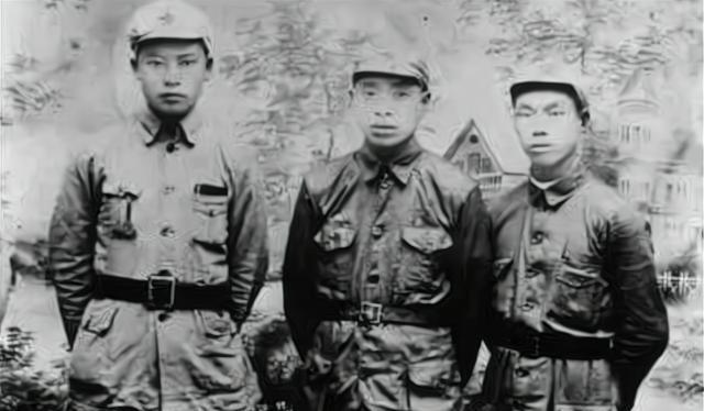 6月下旬,赣军杨池生部兵分两路,妄图两面夹击红4军.