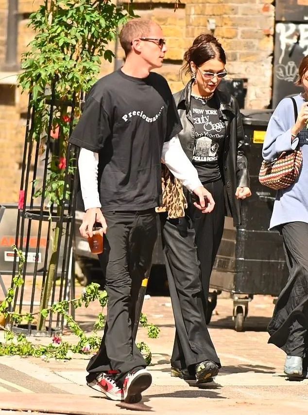 bella新男友是什么人物竟然如此会穿两人简直是新晋情侣穿搭模版