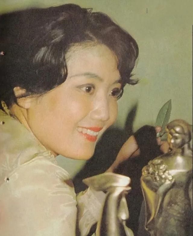 演员李秀明,爆红时隐退经商,68岁还在学习