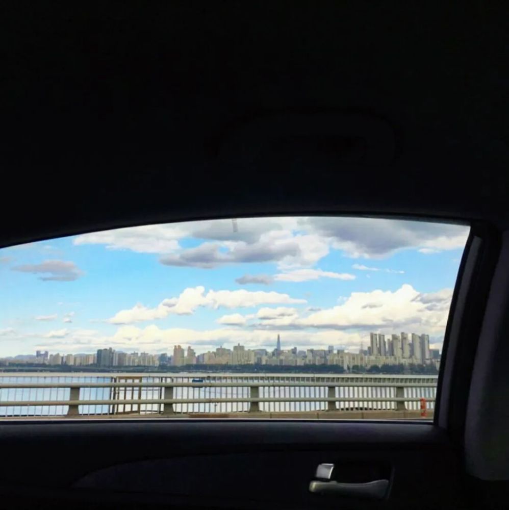 透过车窗看风景冷暖自知