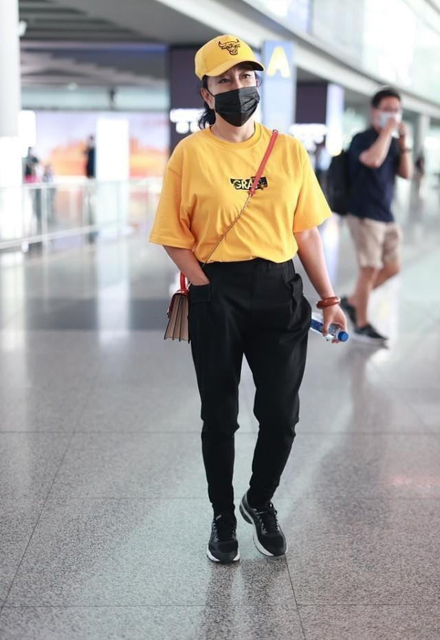 刘晓庆在机场被行人拍了，满是皱纹不遮，穿休闲裤不穿运动鞋了！