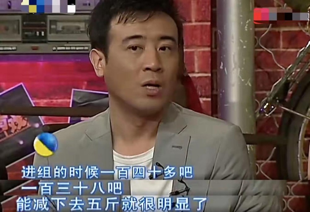 50岁于和伟豪宅内健身穿背心大秀健硕肌肉浑身是汗脸部通红