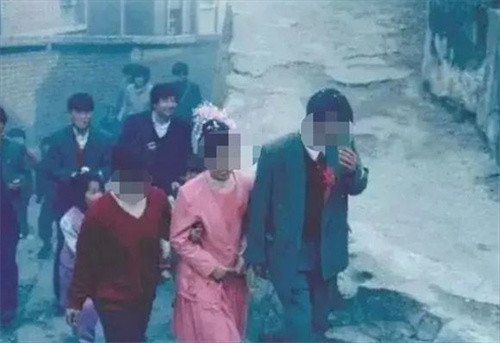 2003年重庆一夫二妻荒唐案男子与两个老婆同住以后就是三口子