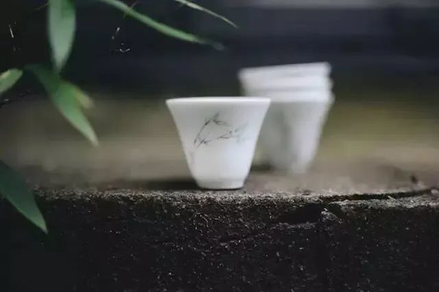 喝起来拥有鲜活灵动感,似清风拂山岗,又似明月照松林,给人一种清爽