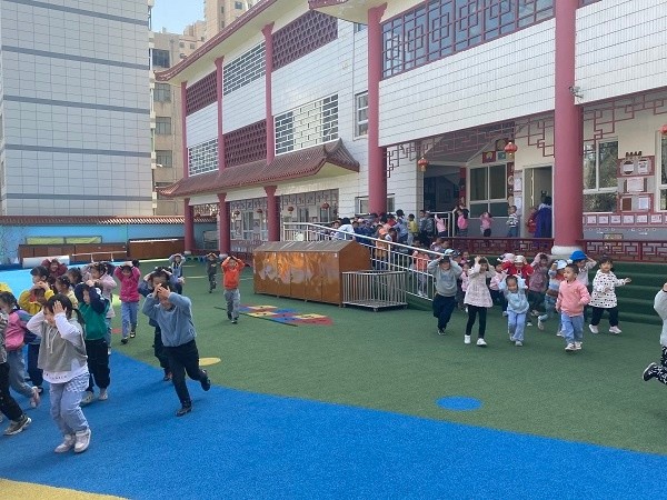【华亭】华亭市幼儿园开展防踩踏应急疏散演练活动
