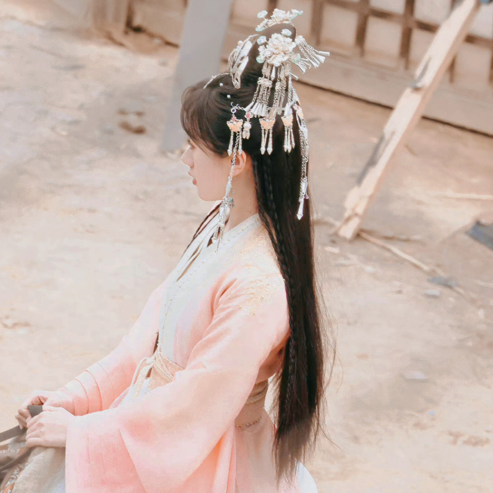 袁冰妍白鹿粉色系古装头像