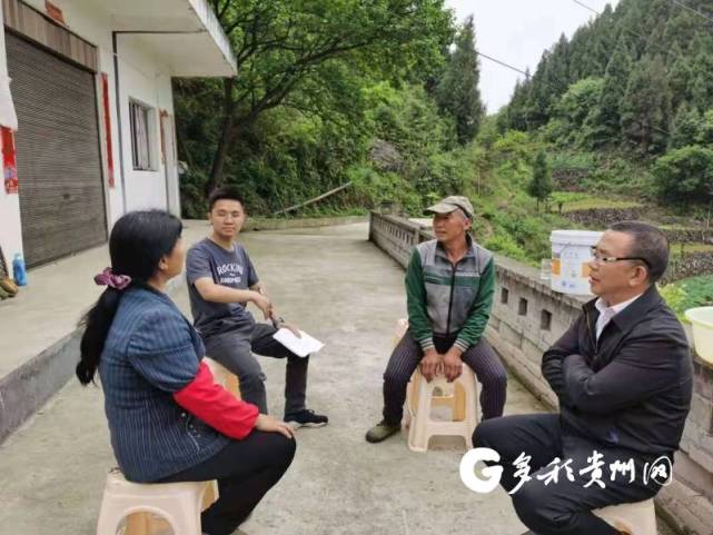 回忆当时初来的日子,因为青杠坡村海拔低,天气炎热,但为了更快融入到