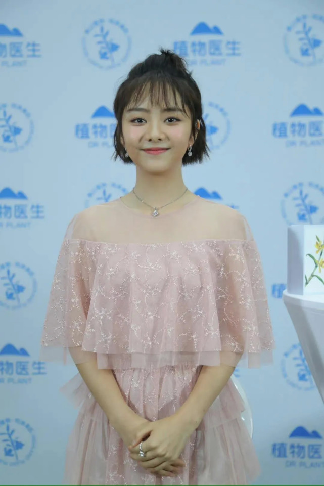 粉色娃娃裙的女孩,谭松韵真是个童颜女神啊!