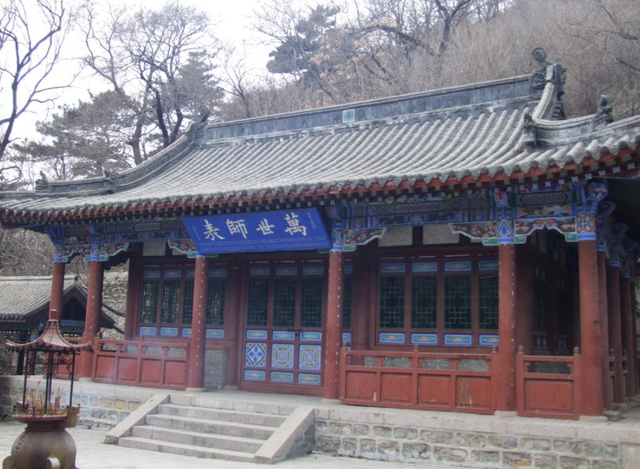 这里的茂密的树林和山中的泉水也是一大特色,据说在圣水寺境内,共有几