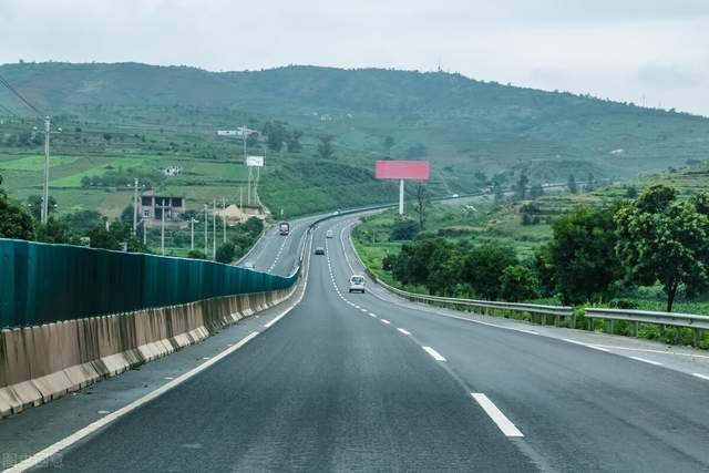 据报道,宾南高速公路是宾川通往南涧的高速公路,本次开通的路段为宾川