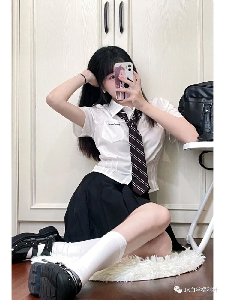收腰jk辣妹这个世界上最不缺的就是新鲜感了