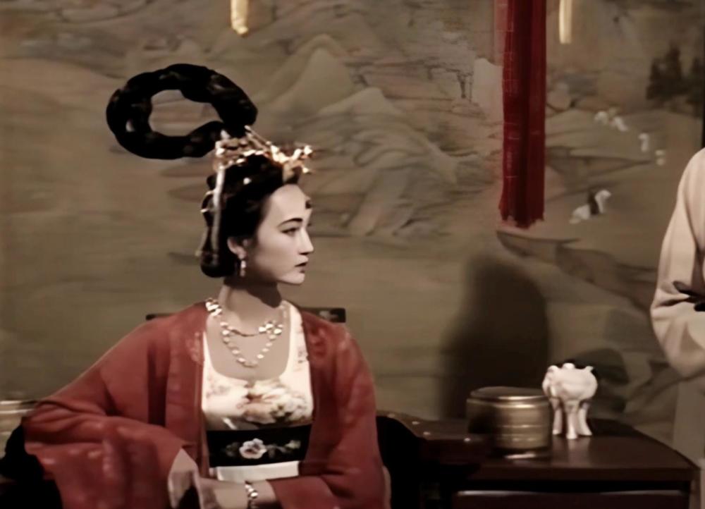 肩膀自然下沉再举手,莲步轻移不徐不疾,挺拔俊俏腰背挺直,盖一坤身形