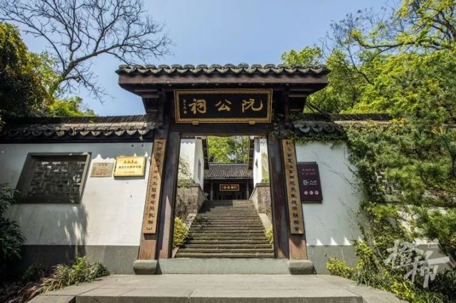 原名释迦院,是吴山最古老的寺院之一,为吴越王妃仰氏建造.