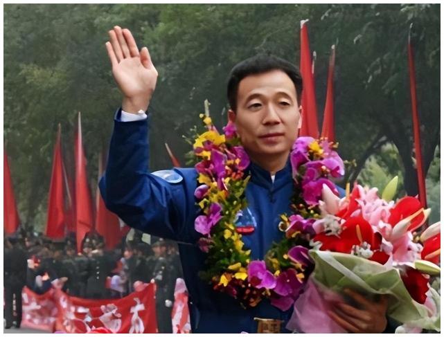 景海鹏的妻子张萍:曾给丈夫写"太空情书,每天都在等电话