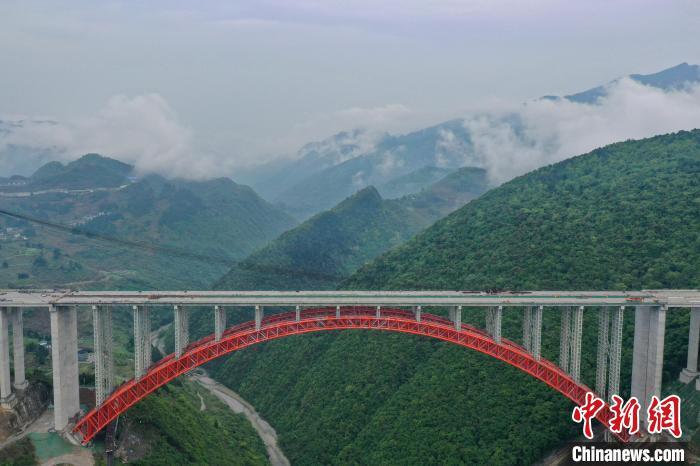 瞿宏伦 摄大发渠特大桥位于贵州省遵义市播州区境内,大桥全长1427米