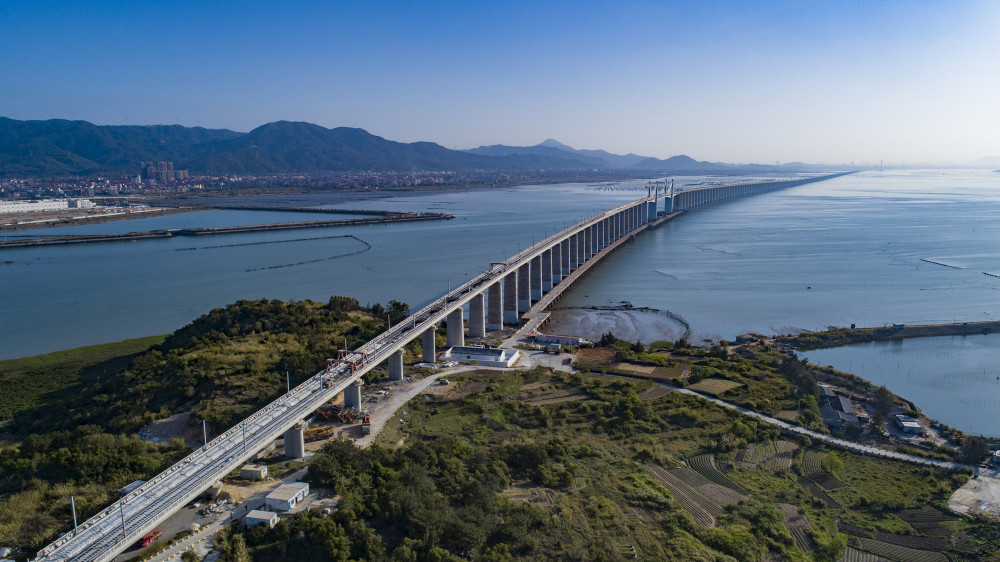 经济新建福厦铁路湄洲湾跨海大桥无砟轨道施工完成