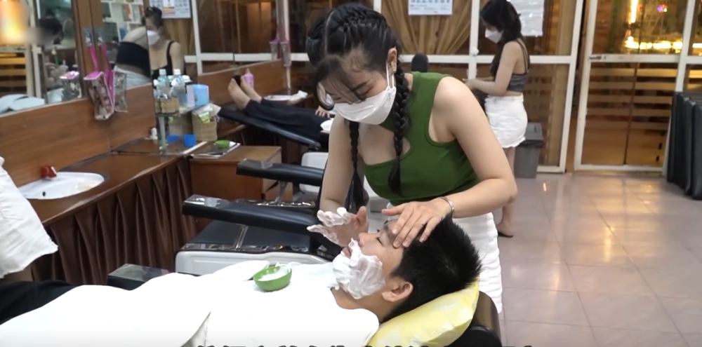 越南街头特色理发店两个女孩的贴心服务小伙来了就不想走了