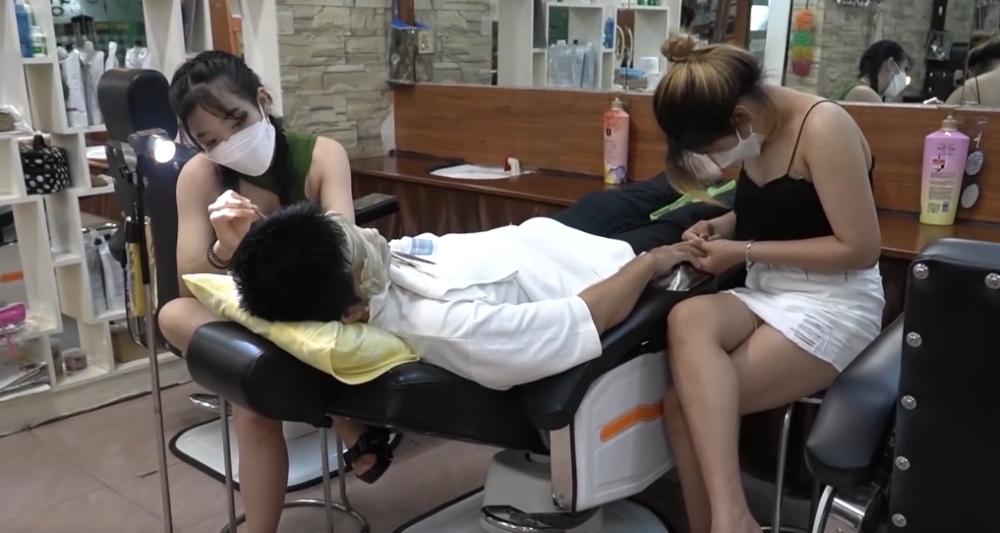 越南街头特色理发店两个女孩的贴心服务小伙来了就不想走了