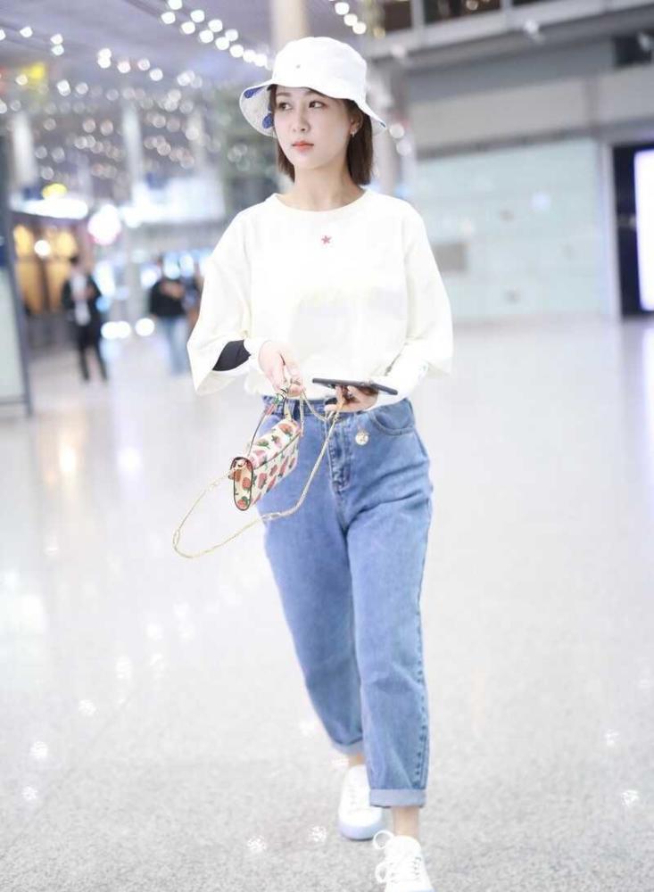 杨紫私服真接地气白色t恤配牛仔裤走机场气质出众真洋气