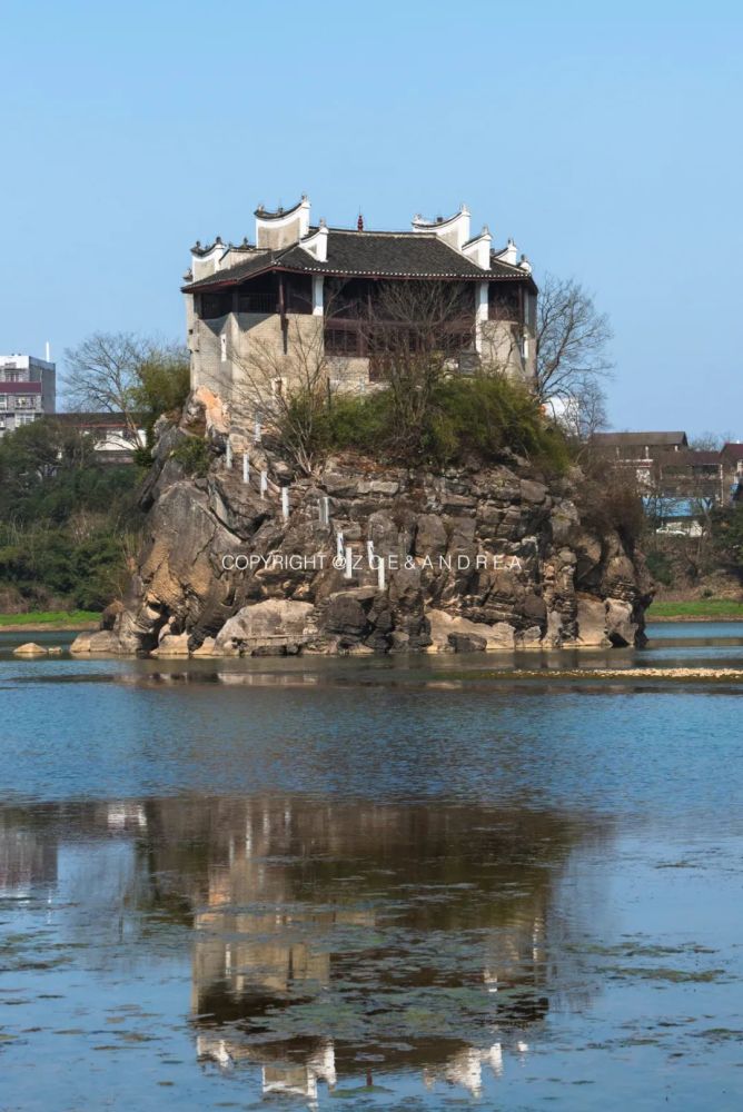 烟雨氤氲,香零山孤立于潇水之中,便是永州八景中"香零烟雨"之景,亦是