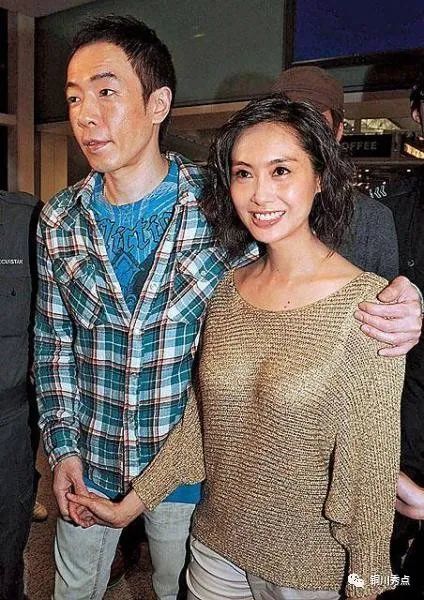 50岁朱茵高调秀恩爱与黄贯中相爱24年离开周星驰她过得更好了