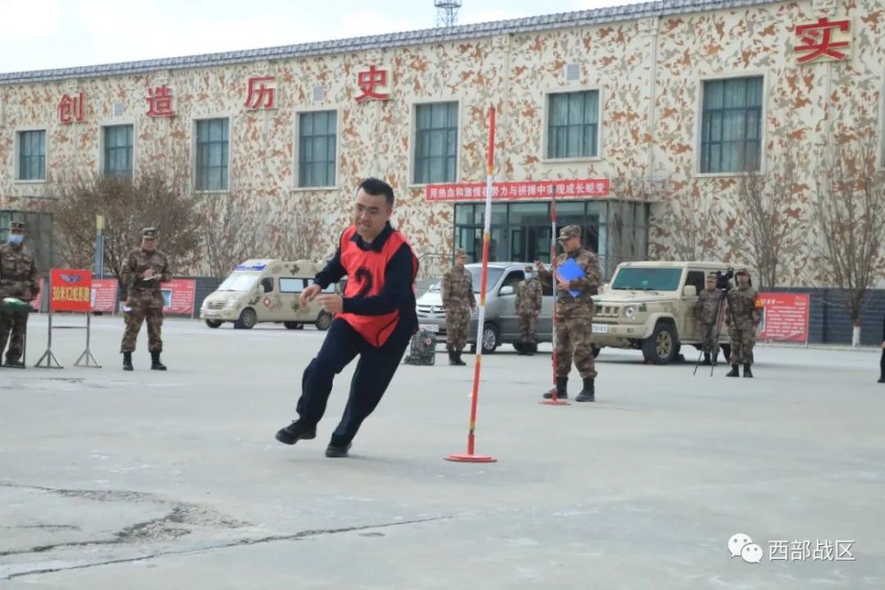 近日,新疆哈密军分区某边防团部门以上领导参加上级组织的阶段性训练