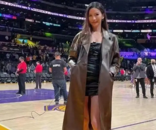 华裔美女金诗迪现身nba赛场穿着休闲气质大方抢走詹娜风头